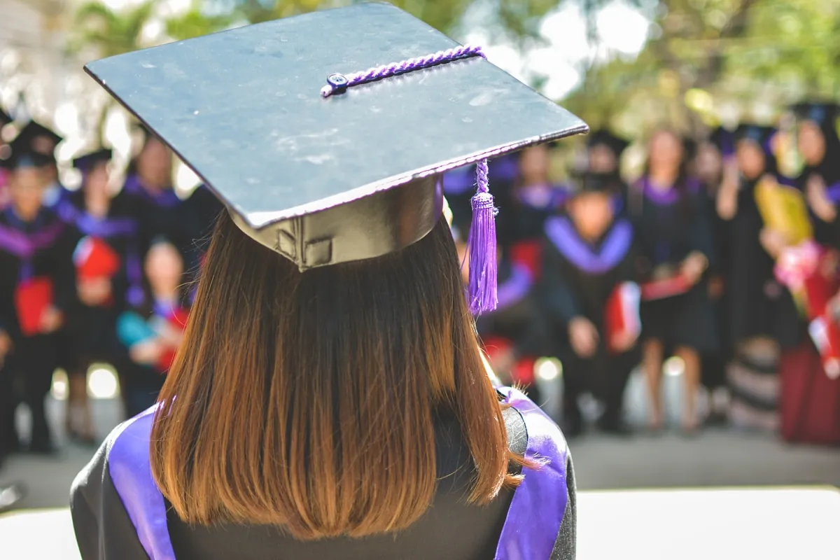 Studenți discutând într-un spațiu deschis.