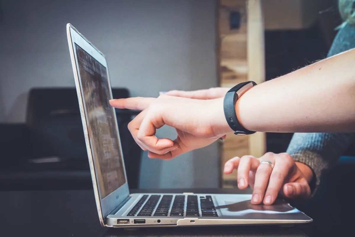 Laptop deschis folosit pentru un test online.