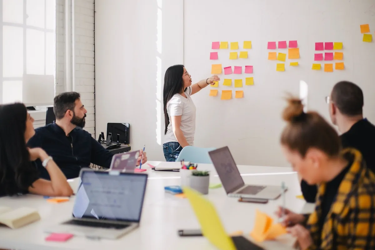 Participanți la un workshop colaborativ.